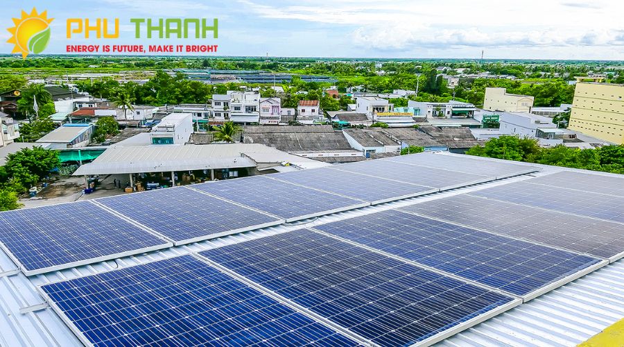 Tấm pin mặt trời mang lại giải pháp điện năng xanh.