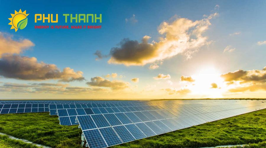Tấm pin năng lượng mặt trời mang đến nhiều lợi ích cho đời sống, sản xuất.