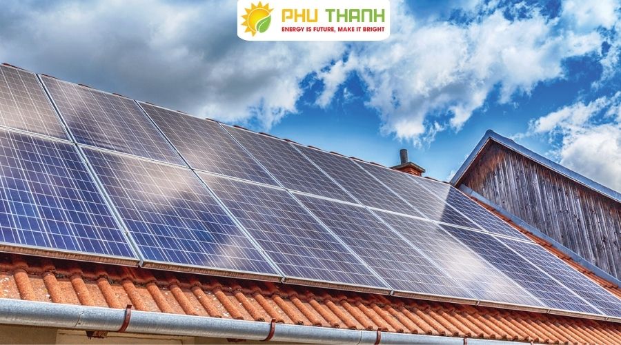 Những tấm pin trở thành “lá chắn” tuyệt vời cho mái nhà.