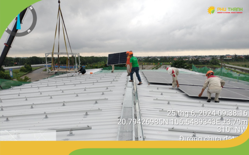 Hình 2: Hình ảnh Phú Thành Eco đang lắp đặt hệ thống điện mặt trời tại Trình Xá