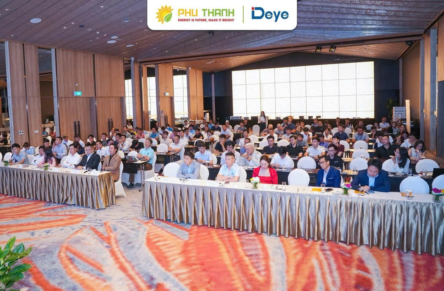 Hình 1: Sự kiện hội thảo Deye được tổ chức tại Hà Nội quy tụ hơn 150 chuyên gia trong ngành 