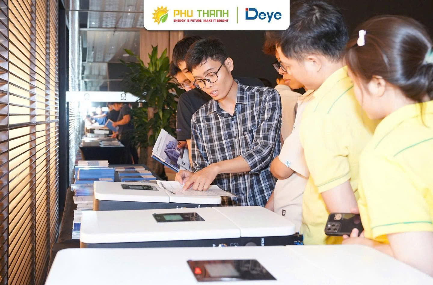 Hình 2: Khách mời tham dự tìm hiểu về các sản phẩm của Deye 