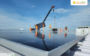 Hình 1: Phú Thành Eco đang thi công lắp đặt hệ thống năng lượng mặt trời cho doanh nghiệp