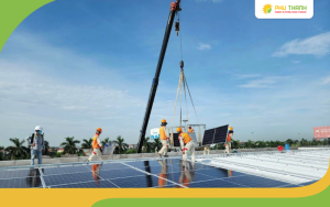 Hình 1: Nhân viên Phú Thành Eco đang thi công lắp đặt hệ thống điện mặt trời cho doanh nghiệp