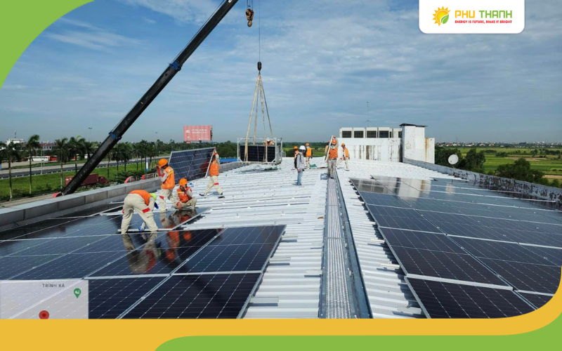 Hình 3: Hình ảnh nhân viên Phú Thành Eco đang thi công lắp đặt năng lượng mặt trời cho doanh nghiệp