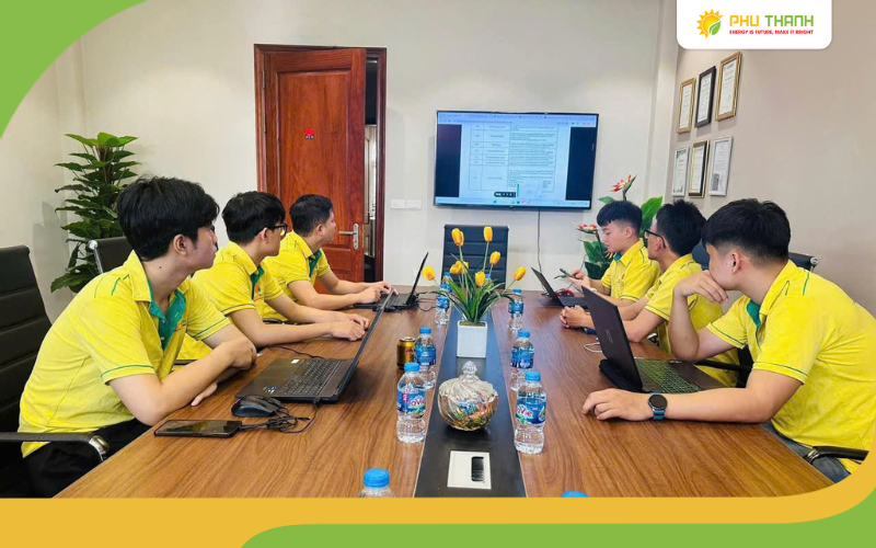 Hình 3: Hình ảnh nhân sự Phú Thành Eco thảo luận và triển khai