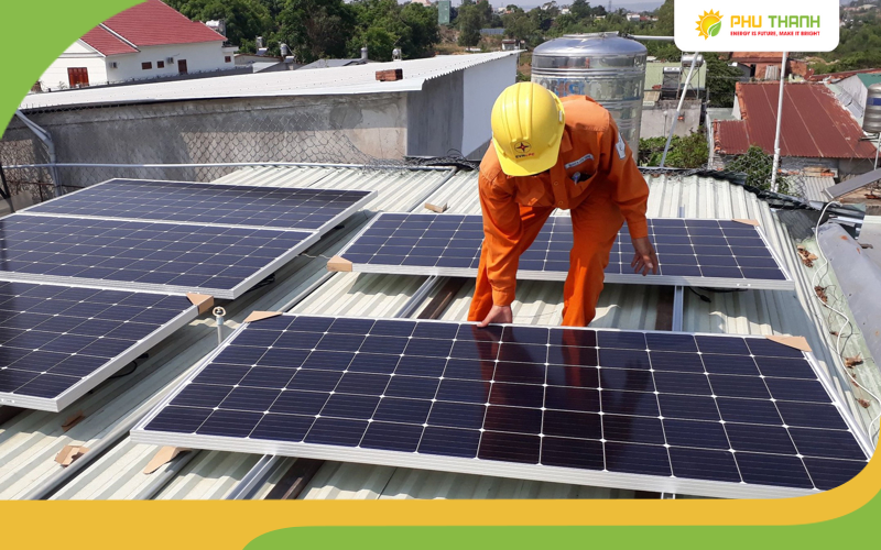 Hình 1: Thi công lắp đặt điện mặt trời cho hộ gia đình
