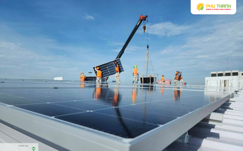 Hình 3: Nhân viên Phú Thành Eco đang thi công lắp đặt hệ thống điện mặt trời